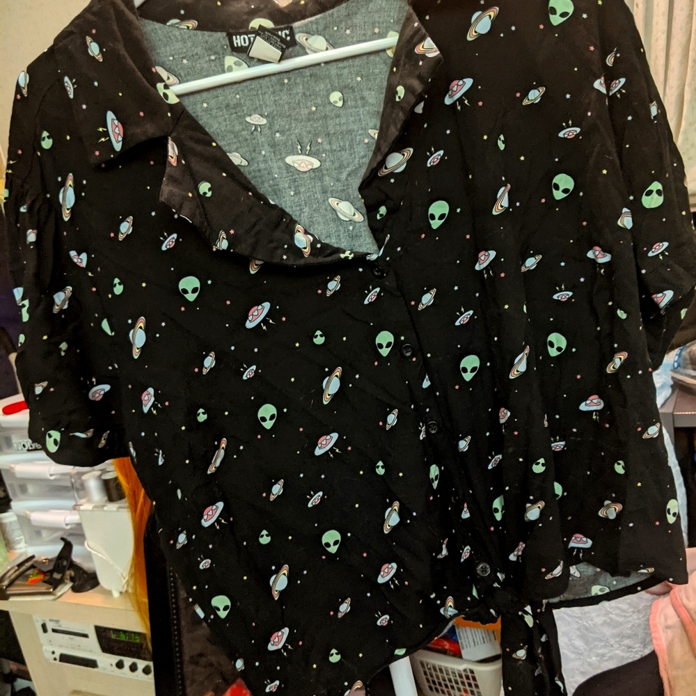 Hot topic alien tie top